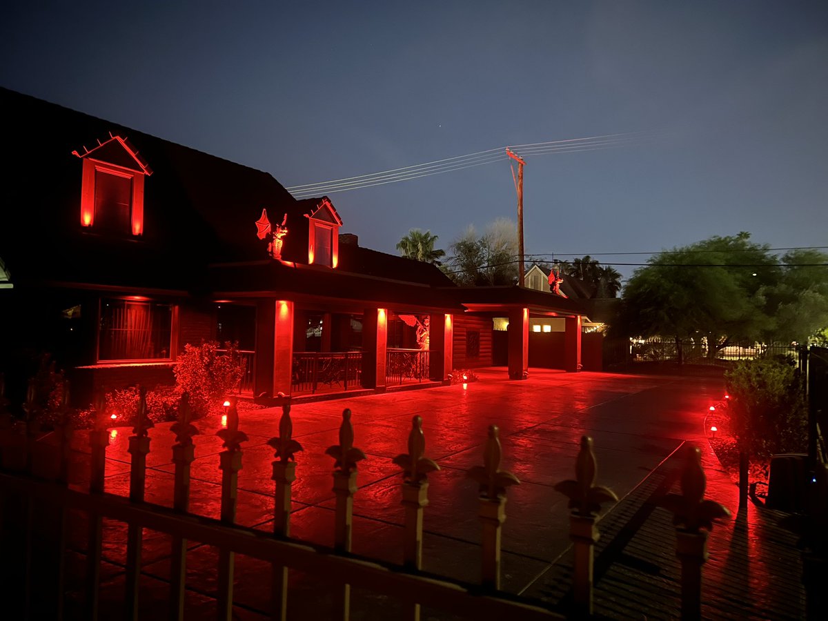 elle_catz's tweet photo. Hubs and I went to Vegas last week (my first time) and this was one of the best things we did. Haunted Museum? With serial killer stuff too? Yeah, yeah that’s my jam #thehauntedmuseum #zakbagans #GhostAdventures https://t.co/zZSNxIe9Na