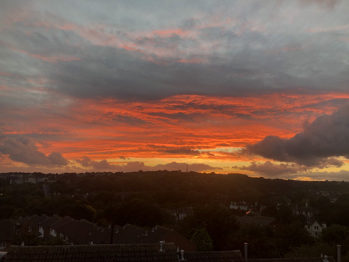 MarkWickens1's tweet photo. Cracking sunset over #Hastings #Sussex this evening. 😊 https://t.co/MftyRrvCBe