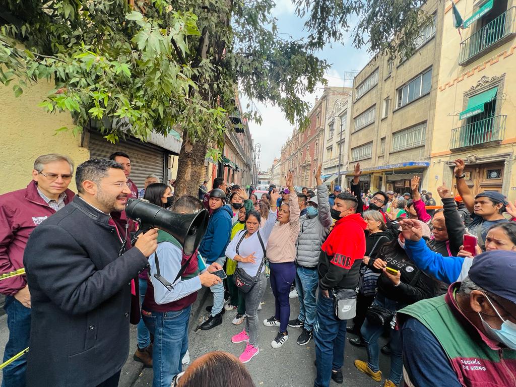 martibatres's tweet photo. Por instrucciones de la Jefa de Gobierno @Claudiashein, @VenegasUrzua de @SGIRPC_CDMX, @manueloropeza68 de @ach_CDMX, @Ricardojaral de @SPAOVP_CDMX y un servidor, así como de @ProsocCDMX e @INVICDMX acudimos a Justo Sierra 27, donde se registró un derrumbe, para apoyar a la gente https://t.co/5LymmImVCA