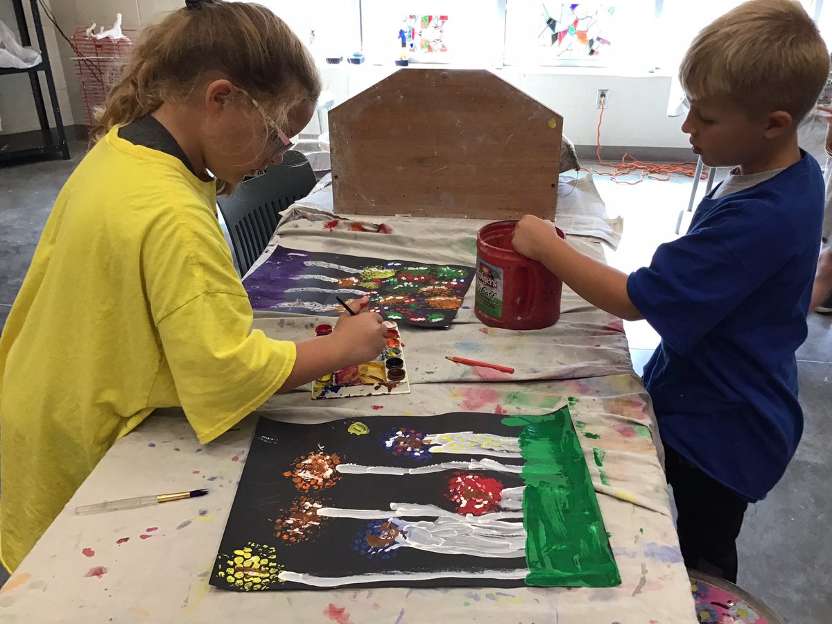 AmyAludwig's tweet photo. 2nd grade creating landscapes with bubble wrap. #creativity #freeman_falcons https://t.co/HVQt8wBxWx