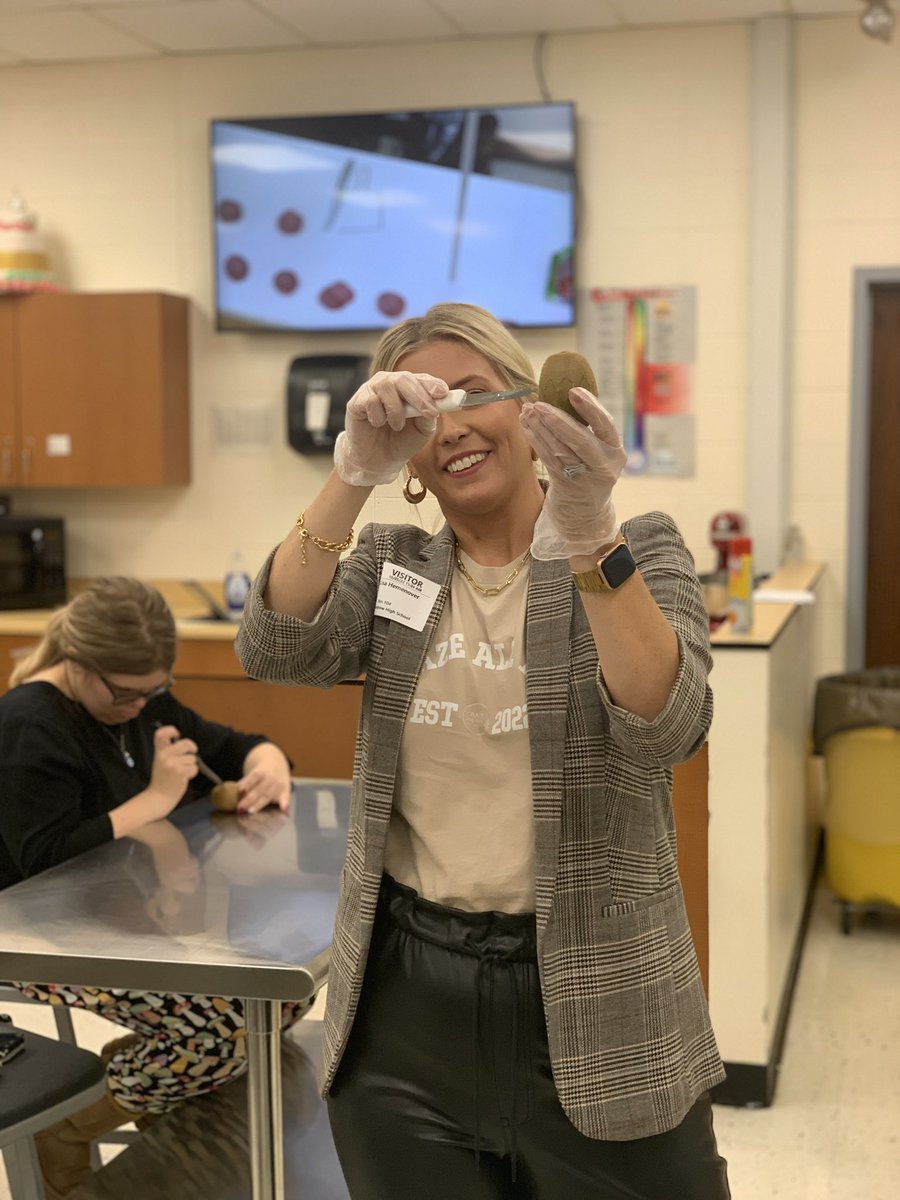 VJA_FCS's tweet photo. Culinary Arts students were so lucky to have Lisa Hemenover from Graze All Day teach them all about charcuterie boards and starting a business. Check her out on Instagram and Facebook or at https://t.co/KIUppyJ2iw. https://t.co/SUe5yHJXpk