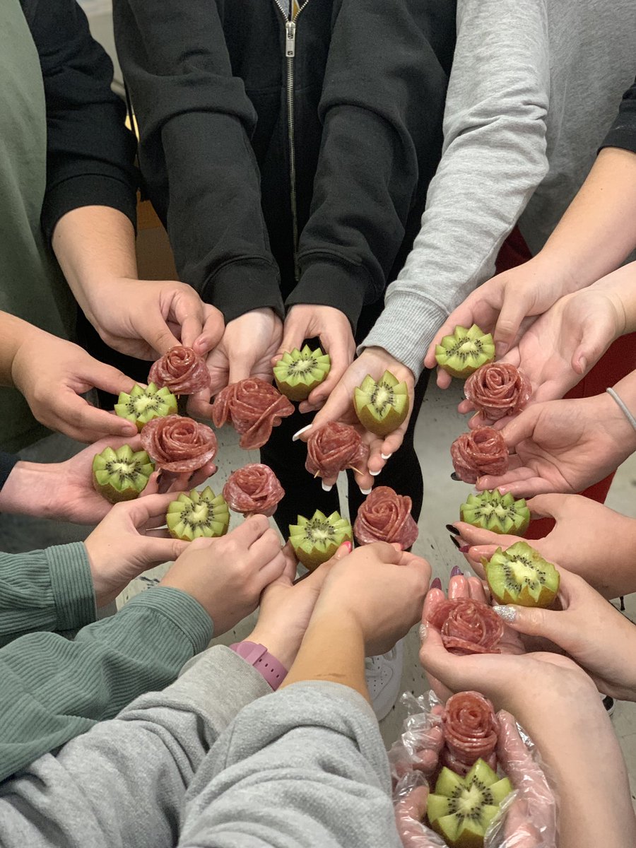 VJA_FCS's tweet photo. Culinary Arts students were so lucky to have Lisa Hemenover from Graze All Day teach them all about charcuterie boards and starting a business. Check her out on Instagram and Facebook or at https://t.co/KIUppyJ2iw. https://t.co/SUe5yHJXpk