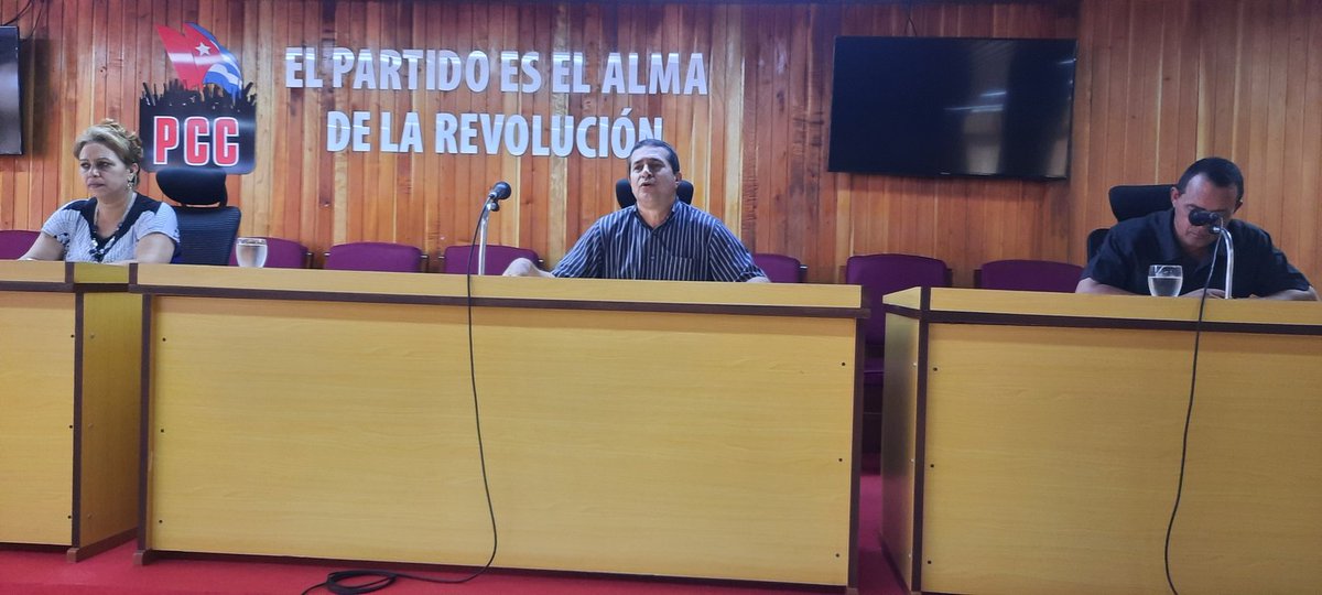 #Holguin, se desarrolla en el Partido Provincial chequeo del desarrollo del X Congreso de la FEU, con la presencia del Primer Secretario Ernesto Santiesteban Velázquez <a href="/ErnestoSV8/">Ernesto Santiesteban Velázquez</a> . #CubaEsAmor . <a href="/ahoracu/">ahora.cu</a> <a href="/FeuCuba/">FEU de Cuba</a> <a href="/PartidoPCC/">Partido Comunista de Cuba</a> <a href="/UHoPcc/">PCC Universidad de Holguín</a> ,<a href="/univholguinera/">UniversidadHolguin</a>