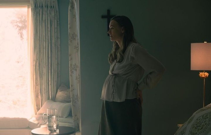 YStrahovskiBR's tweet photo. 📸 | Imagens promocionais da Yvonne Strahovski como Serena Joy no episódio 5 da 5ª temporada de The Handmaid's Tale. https://t.co/x8D6zf1rHv