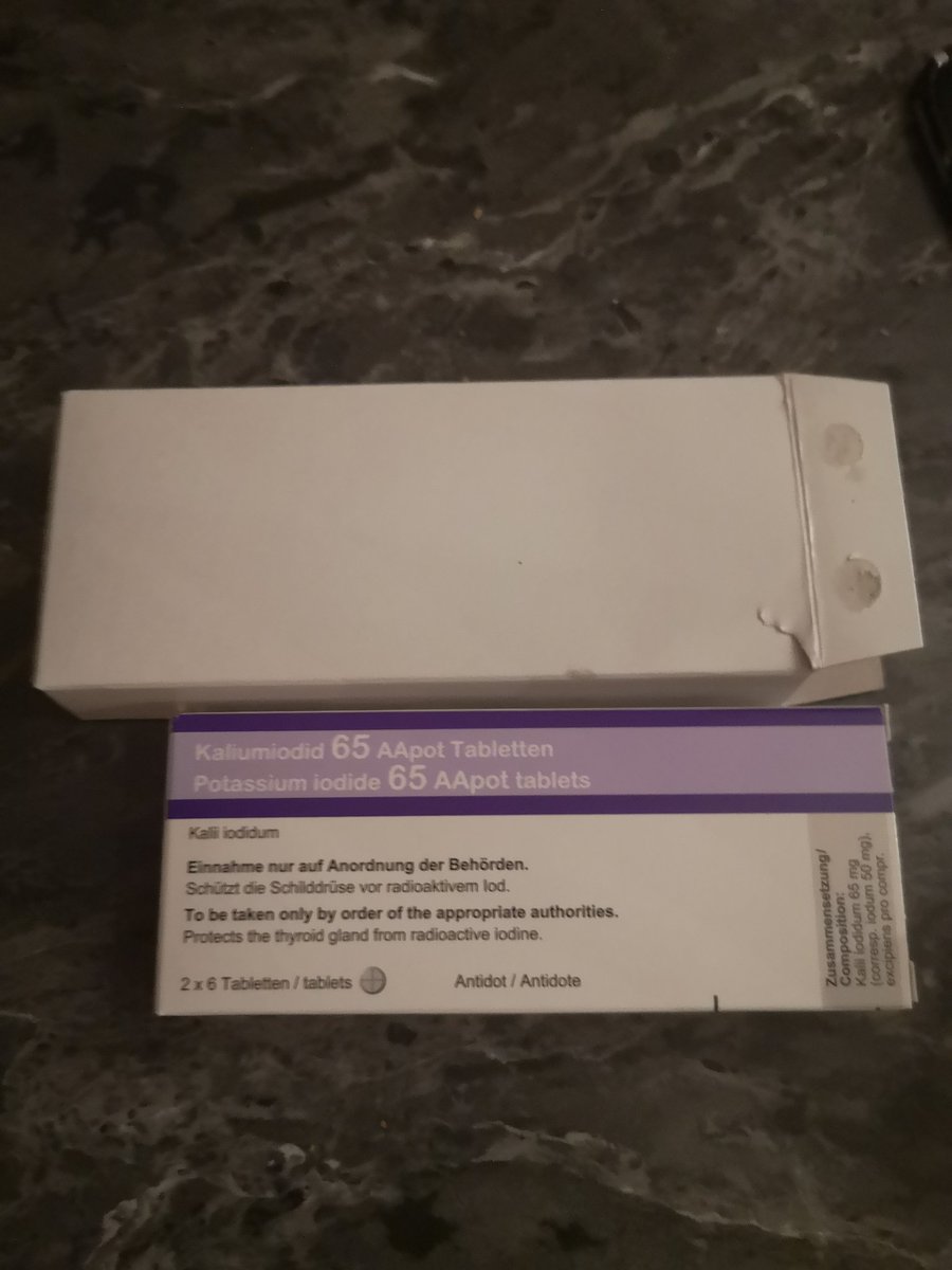AnaTojaSuarez's tweet photo. @MVTARDE En Suiza nos mandan pastillas de K a casa cada x tiempo y es obligatorio tener un búnker en las viviendas y si no puedes construirlo en tu casa porque es caro, pagas y el ayuntamiento te reserva uno para tu familia. https://t.co/5vsBOmVGK4