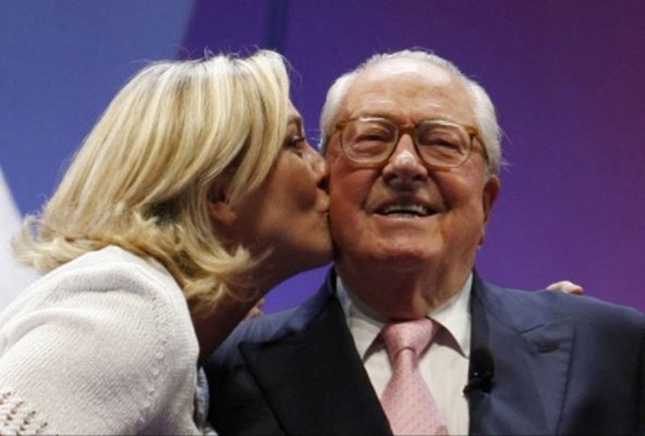 Rare photo de @MLP_officiel refusant l'héritage raciste de son père #50ansdeHaine #ResisTeamFR