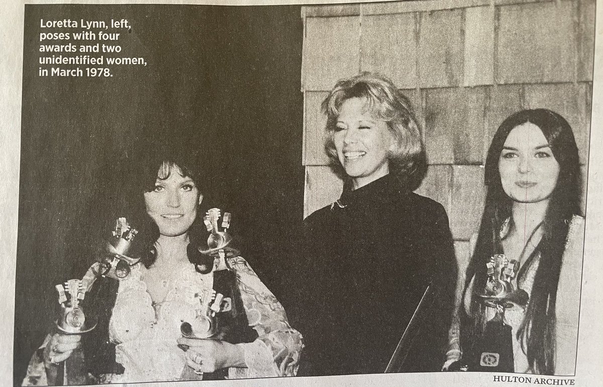 Let me help you out <a href="/GettyImages/">Getty Images</a> /Hulton Archive 🤦‍♀️ “unidentified women” in photo with #LorettaLynn - her sister Crystal Gayle &amp; the inimitable #DinahShore  perhaps at the American Country Music Awards.