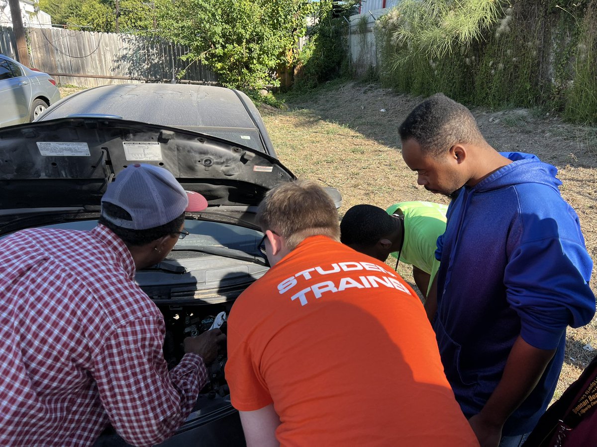 NISD_ReddixMISC's tweet photo. Our Student Trainees from @NISDReddix working hard at Keva Auto today. #cars #SanAntonio #NISD #student #WorkingTogether https://t.co/9YyaqsvVzv