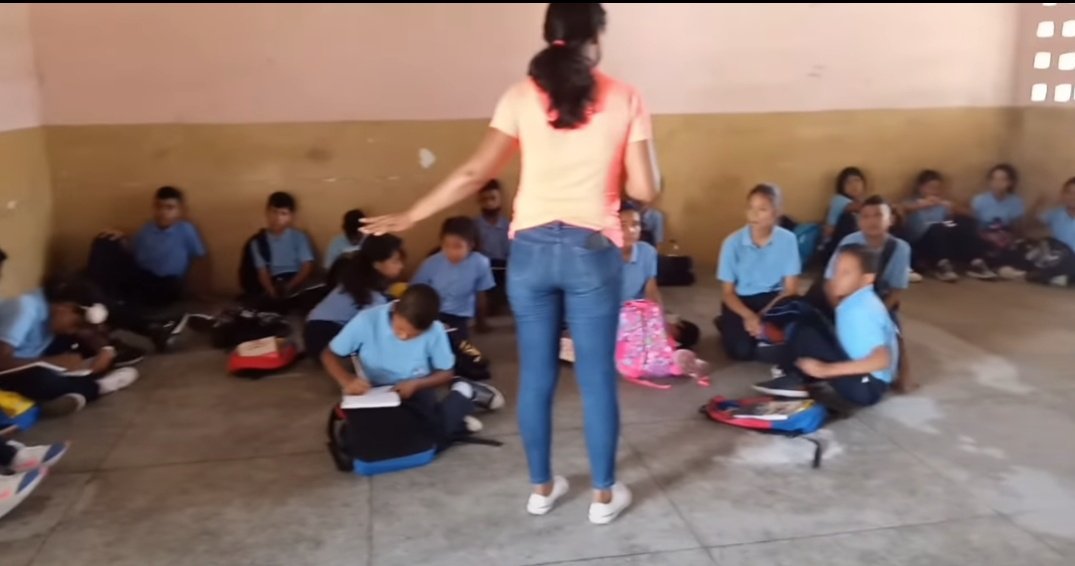 MariaGArocha's tweet photo. No es la India, ni Ucrania, se trata del Liceo Luis Beltrán de Villa Araure, Municipio ARAURE estado #Portuguesa. Ningún chamo merece ésta humillación, mientras los sinvergüenzas que aseguran "gobernar" andan en camionetas de 100.000$. https://t.co/wbyAFsXzvD