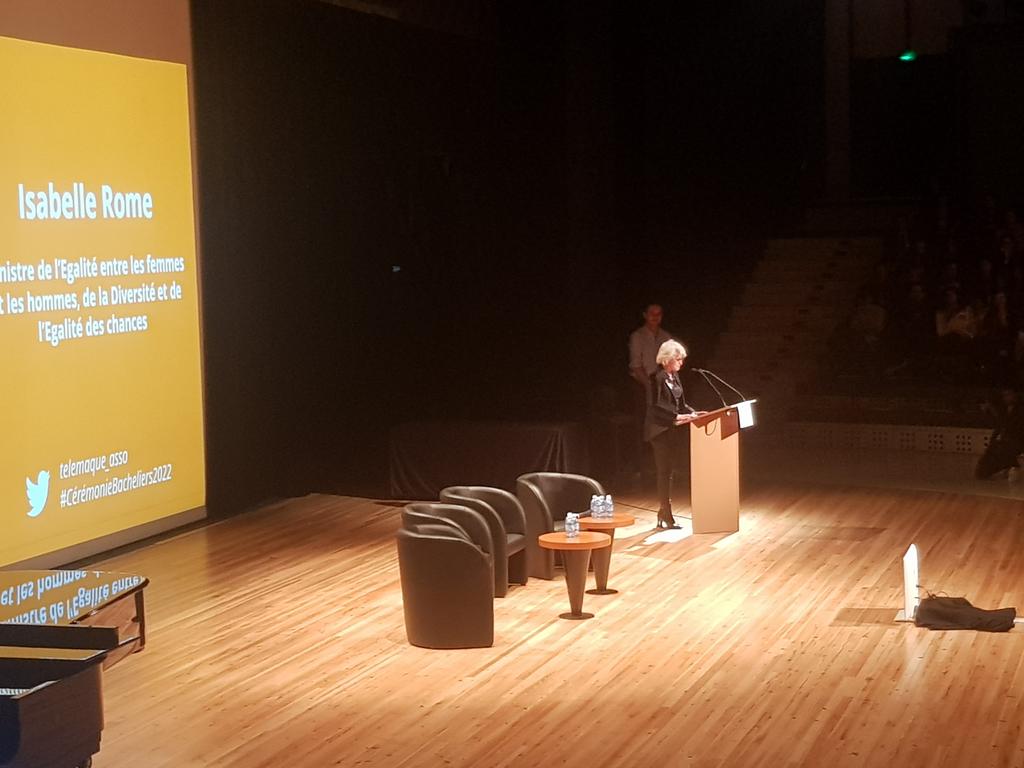 Tim_ppz's tweet photo. Isabelle Rome ministre #egalitedeschances #ceremoniebacheliers2022 : le #mentorat est une veritable chaîne humaine de solidarité en action. Si un ministre veut être mentor je veux bien-être candidate ! https://t.co/H38uXQTm0a