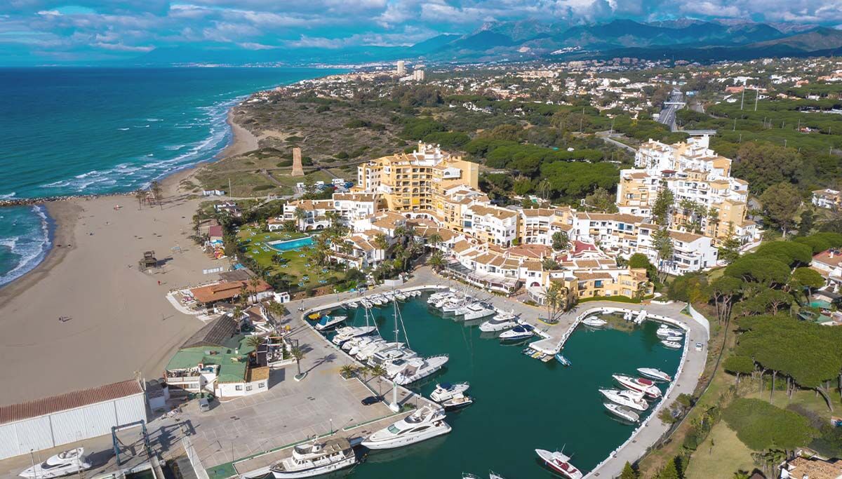 "⚓ Los 10 mejores puertos de Andalucía - Puerto de Cabopino ⚓

Este pequeño puerto situado entre Marbella y Fuengirola formar parte de un complejo residencial de alto nivel adquisitivo. El Puerto de Cabopino tiene en sus instalaciones una playa natural, además de varios chiring