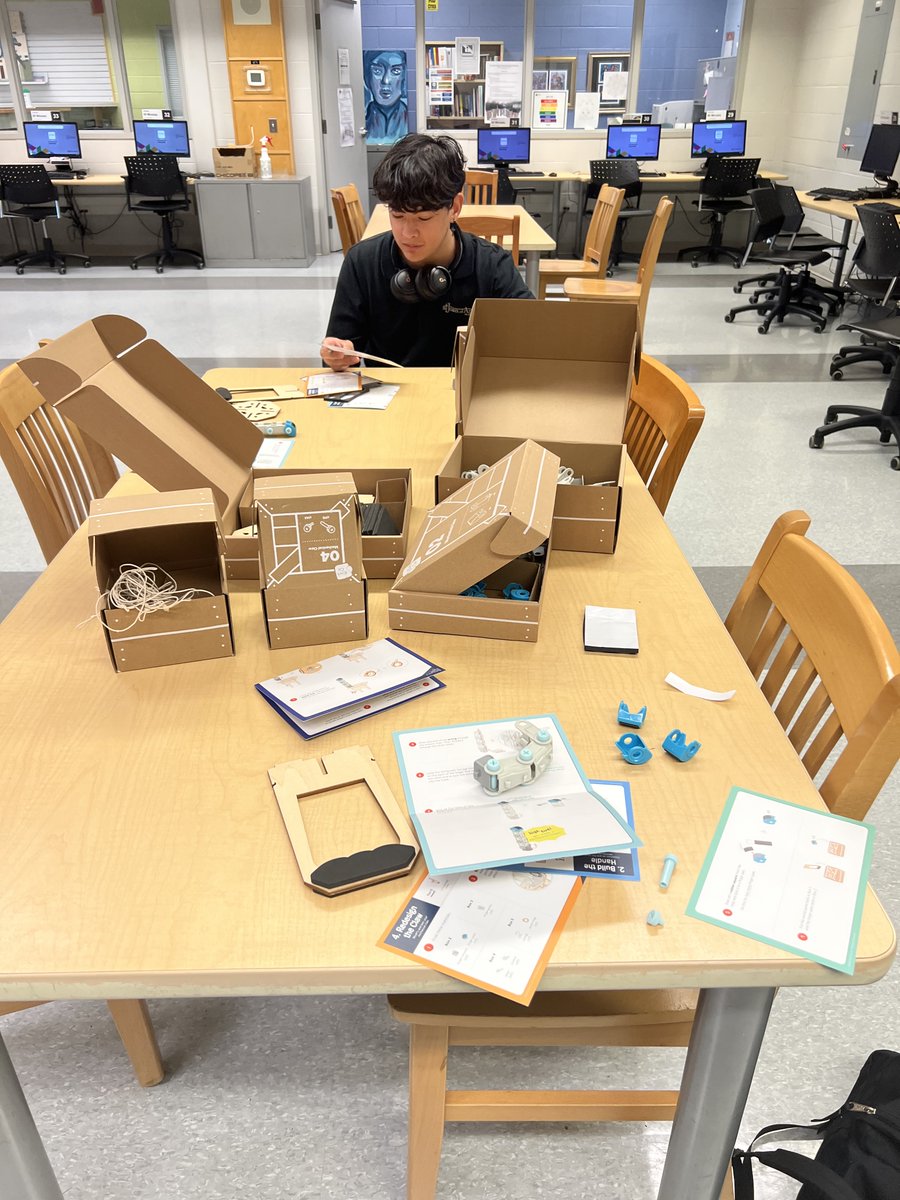 sja_mississauga's tweet photo. Co-op and SHSM students building claws for Grade 9 students to test out https://t.co/1qMTe0HY6u
