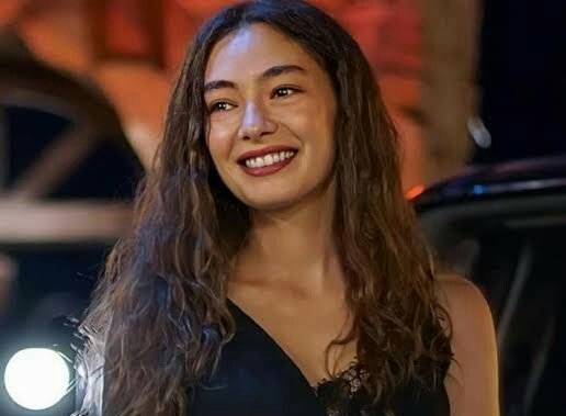 #NeslihanAtagül 'ün insanı hemen saran gizemli ve sempatik bir havası var.

#GeceninUcunda