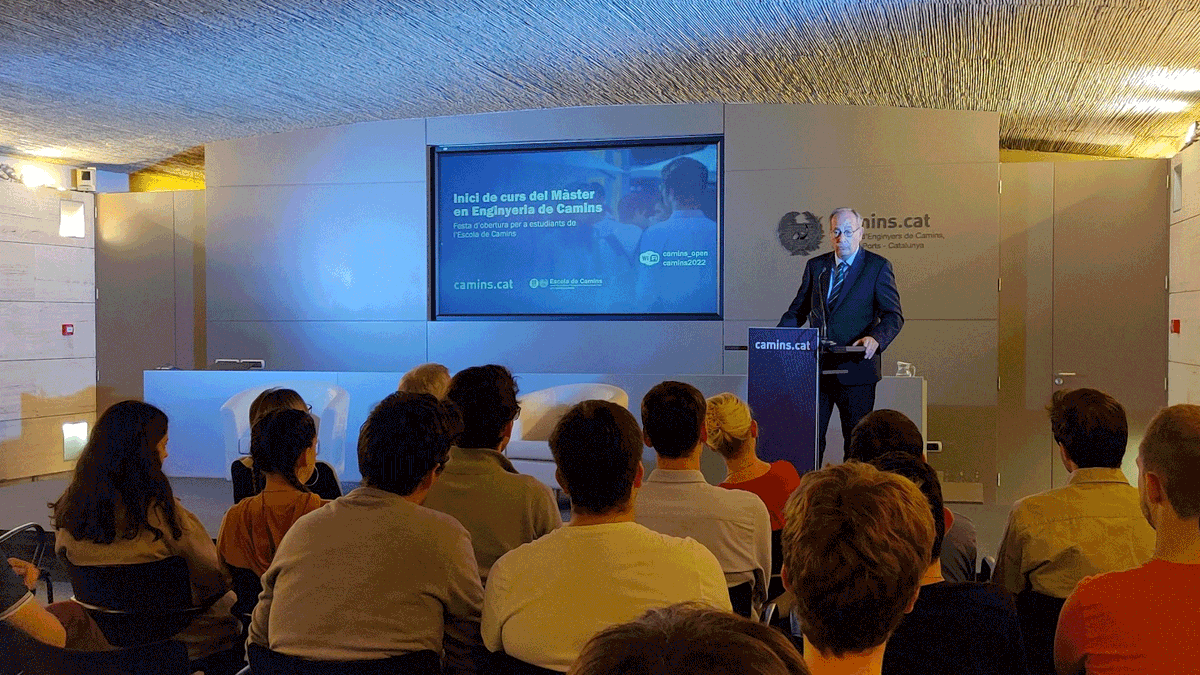 caminscat's tweet photo. Avui, per celebrar l'inici de curs, hem reunit a @caminscat alumnes del Màster en Enginyeria de Camins de l'@EscolaCaminsUPC. Com ha explicat el degà @PCalvet_FGC, volem que els futurs enginyers i enginyeres participin també de la vida del col·legi! https://t.co/O2kQEM0wzh