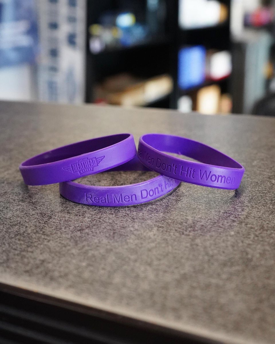 MeatheadMovers's tweet photo. Real Men Don’t Hit Women. 💜
For #DomesticViolenceAwarenessMonth Meathead Movers will be handing out these purple wristbands as we continue to provide free moves to brave victims and survivors fleeing abuse. 📦 Ask for one during your next move & tag us! #MoveToEndDV https://t.co/tq5QGsgKGh