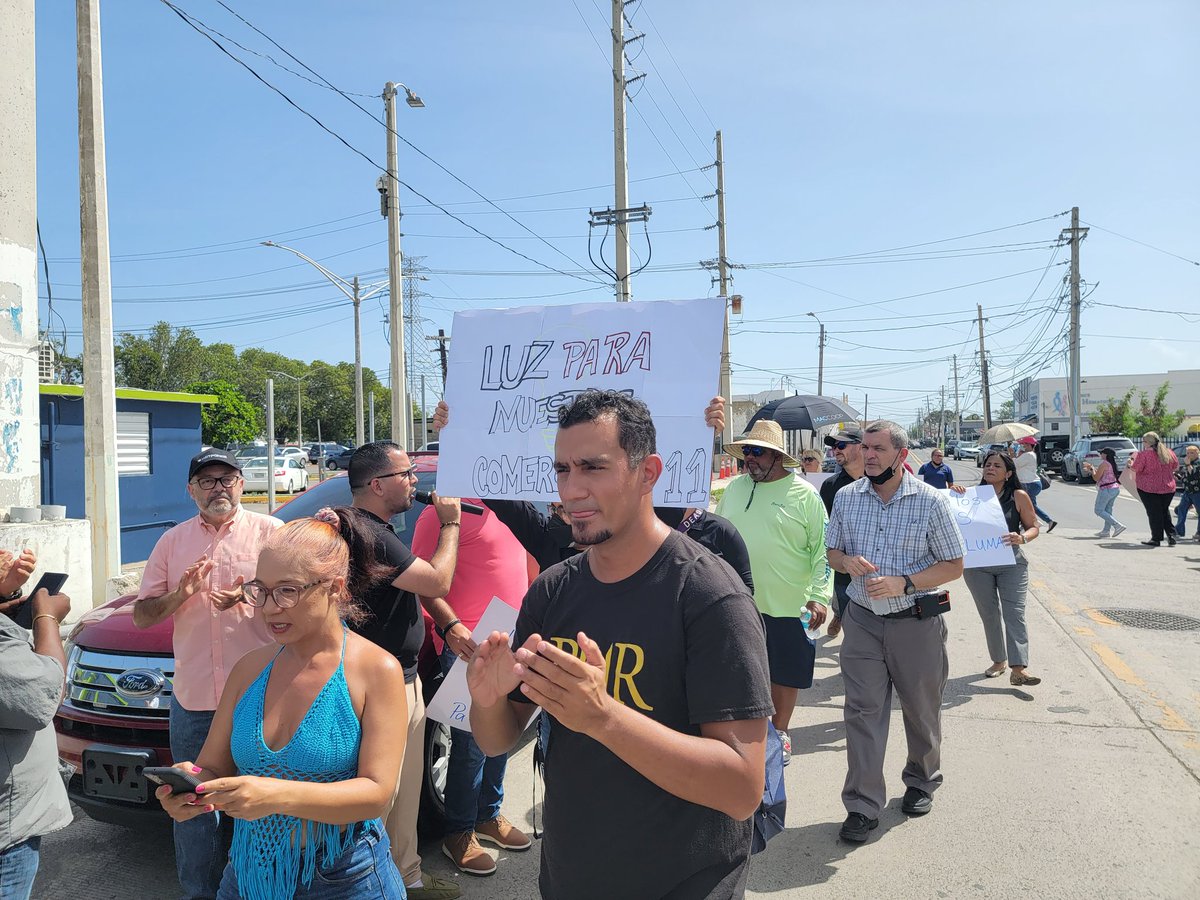 Junto a @AlcaldeJavi alcade de Villalba, frente a la oficina de <a href="/LumaPR/">LUMA</a> reclamando luz para Ponce y Villalba.

¡Queremos LUZ, Ya!