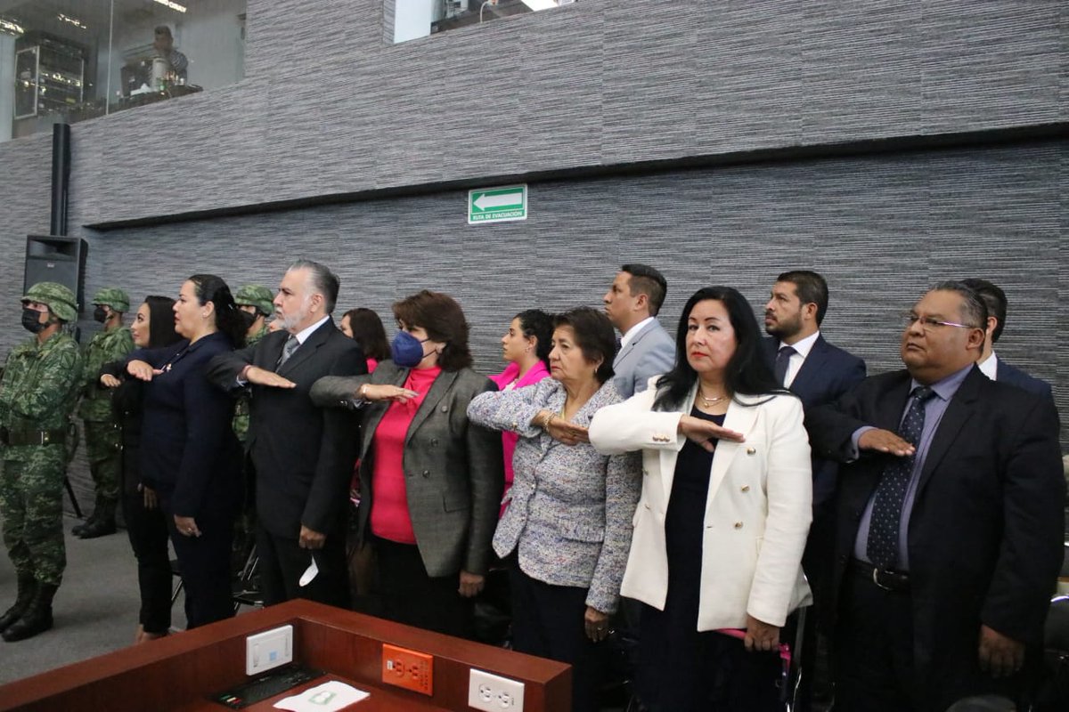 MorelosCongreso's tweet photo. #AlMomento 🏛🔔 | 🙋🏻‍♀️🙋🏻‍♂️ Con honores a la bandera y la entonación del himno nacional, el presidente del #CongresoMorelos, @Paco_Sanchez_Z inaugura la Sesión Solemne con motivo de la entrega del Premio Estatal de Abogados "Antonio Díaz Soto y Gama" 2022. ⚖🏅 https://t.co/EGRWd7joQu