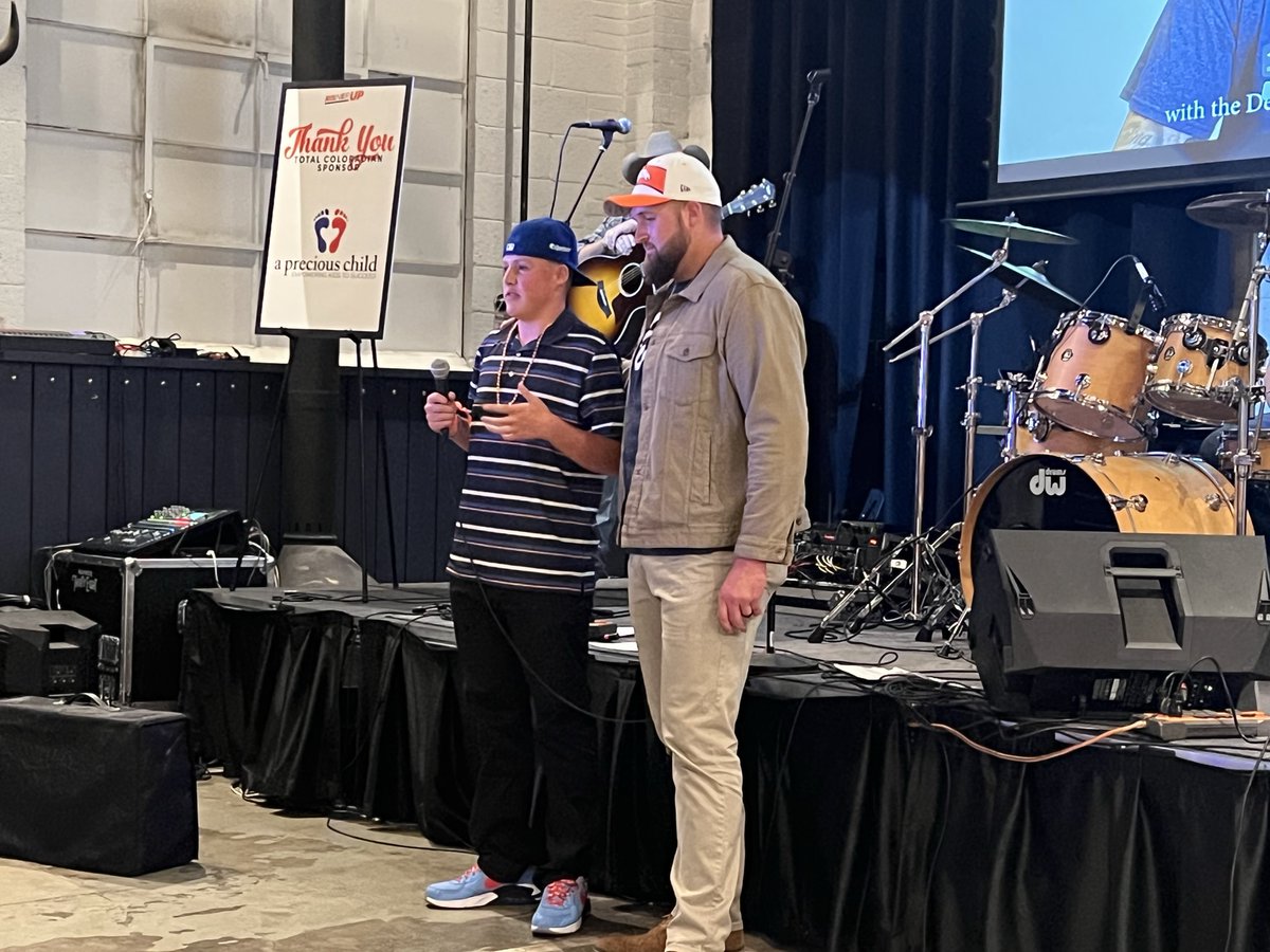 NFLPA's tweet photo. @Dalton_Risner66 hosted a charity concert &amp; dinner to benefit his @RisnerupF foundation, which positively impacts other through love &amp; kindness. He highlighted organizations he's worked with, including @SpecOlympicsCO @sokansas @apreciouschild @denverrescue &amp; Camp Kymel. @Broncos https://t.co/UBeUshwe5s