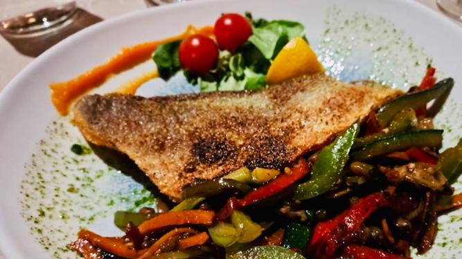 TroupyTRFC's tweet image. Kapetanova juha, avocado tartar, medallions of tuna and crispy fried sea bass with julienne vegetables. Another beautiful meal at @PuteusH #Pucisca 🇭🇷