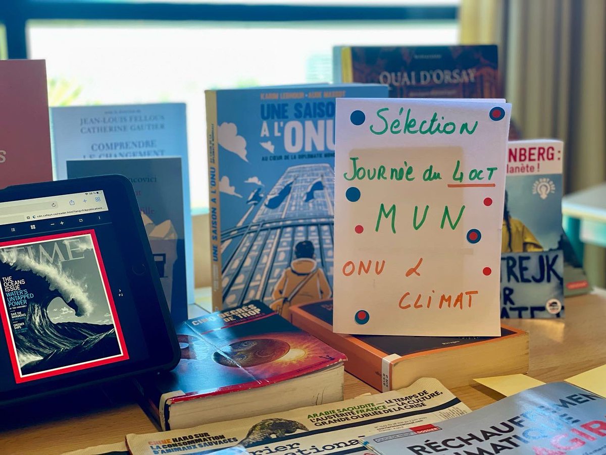 LyceeMontevideo's tweet photo. [[LFMUN]]
•
•
•
📚En accord avec la thématique du #LFMUN, le CDI propose une sélection d'ouvrages sur le #changementclimatique à consulter ou à emprunter. 

Et… c’est mercredi ! Le CDI est ouvert aux anciens élèves et familles !😉😎 https://t.co/gtj4WfQxQe