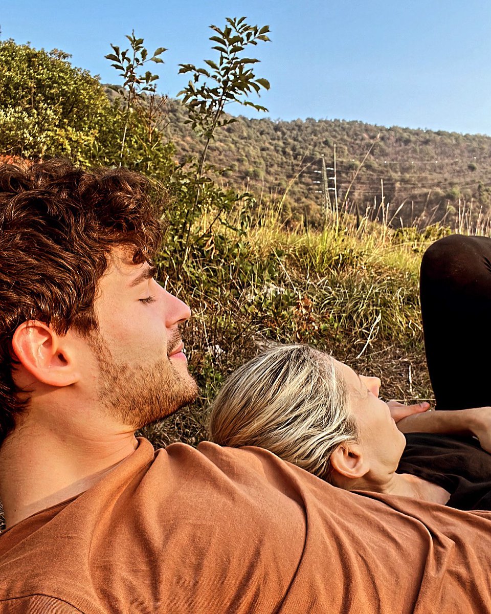 28 Anni.

È il terzo compleanno che passiamo insieme 🎂🎂🎂

Sono ancora terrorizzato dal futuro ma con tanta voglia di viverlo, un giorno alla volta, emeisni 🧶