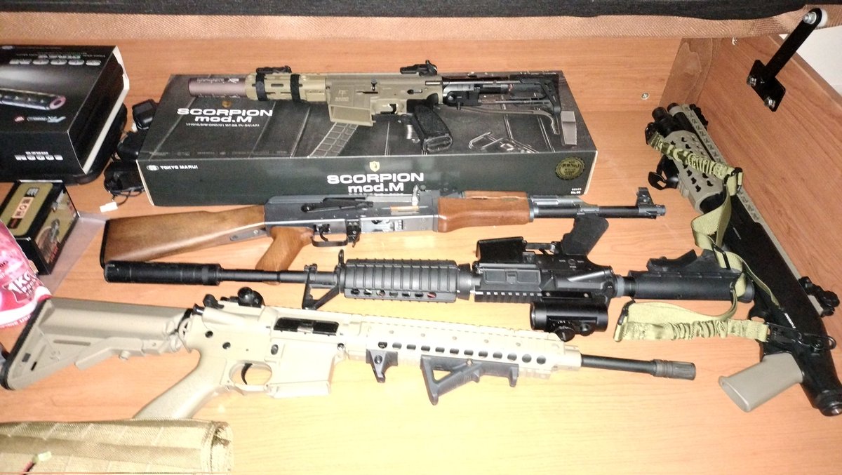 AirsoftBoy90's tweet photo. ‼️🔫Mi arsenal de #airsoft se me va de las manos🔫‼️😂
#airsoftguns #airsoftgrancanaria #airsofter #airsoftgames #airsoftgameplays #airsoftsoldier #airsoftboy90 #tokyomarui #saigodefense https://t.co/BQKKx2q77V