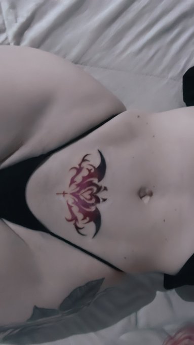 Pode me invocar agora 🖤🦇  amando minha tattoo nova de succubus uwu https://t.co/eIKRdaBDsf