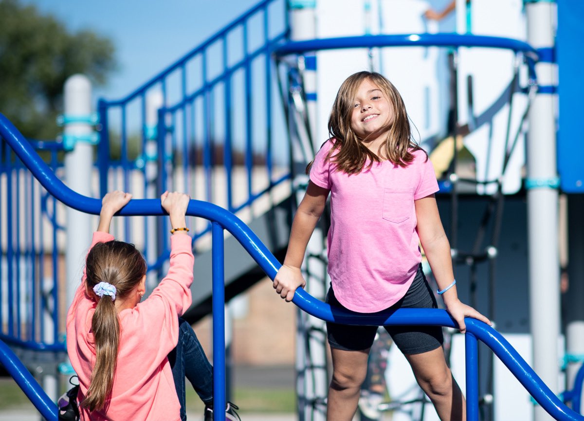 The Mt. Prospect Park District had partnered with our district to address the need for new playground equipment at Devonshire and Robert Frost Elementary. 

This week, the community came together for ribbon cutting ceremonies at both sites: bit.ly/3SEsqi5