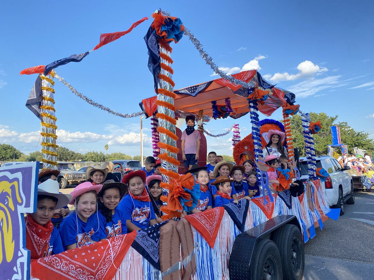 MPena1029's tweet photo. Rayburn Rockets are McHi HoCo Parade Ready! 🚀🧡 #rocketpride @Rockets120 @McAllenISD @mchiathletics @MchiFootball https://t.co/88zNJKcr9q