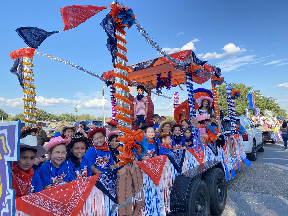 MPena1029's tweet photo. Rayburn Rockets are McHi HoCo Parade Ready! 🚀🧡 #rocketpride @Rockets120 @McAllenISD @mchiathletics @MchiFootball https://t.co/88zNJKcr9q