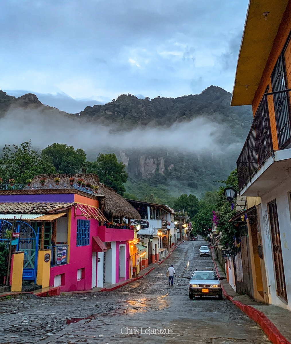 ViajayVuela_MX's tweet photo. 📷Increíbles fotografías de @ChrisLejarazu mostrándonos un poco del encanto y la belleza de Tepoztlán📷

#pueblomagico #outletviajayvuela #mexico #turismo https://t.co/XVGBVyPYOD