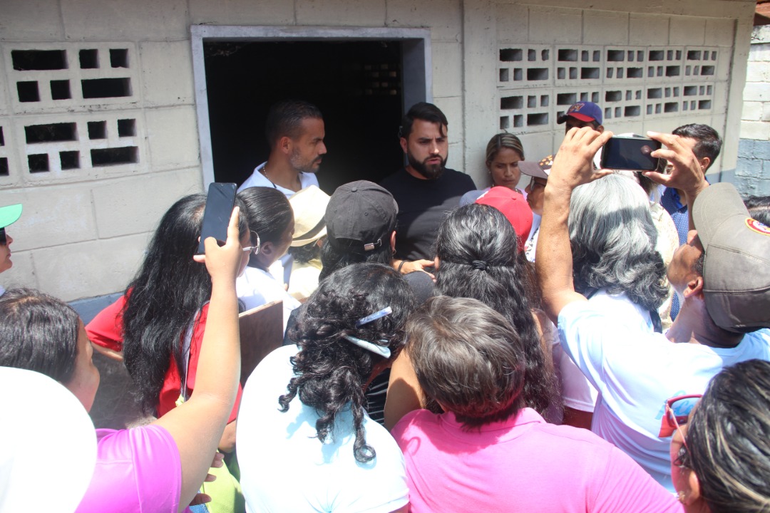 AlcDeGirardot's tweet photo. #05Oct Extraordinario abordaje realizó el Alcalde @RafaelMaracay21 junto a su Equipo de Gestión y el Poder Popular del sector La Lagunita, Parroquia Las Delicias para constatar y priorizar las distintas problemática que afectan esta populosa comunidad 

#RevoluciónAgraria https://t.co/sWBSfF4f4j