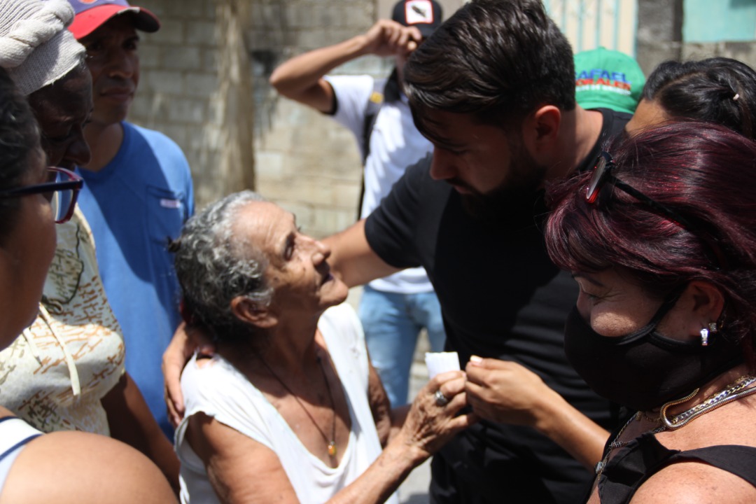 AlcDeGirardot's tweet photo. #05Oct Extraordinario abordaje realizó el Alcalde @RafaelMaracay21 junto a su Equipo de Gestión y el Poder Popular del sector La Lagunita, Parroquia Las Delicias para constatar y priorizar las distintas problemática que afectan esta populosa comunidad 

#RevoluciónAgraria https://t.co/sWBSfF4f4j