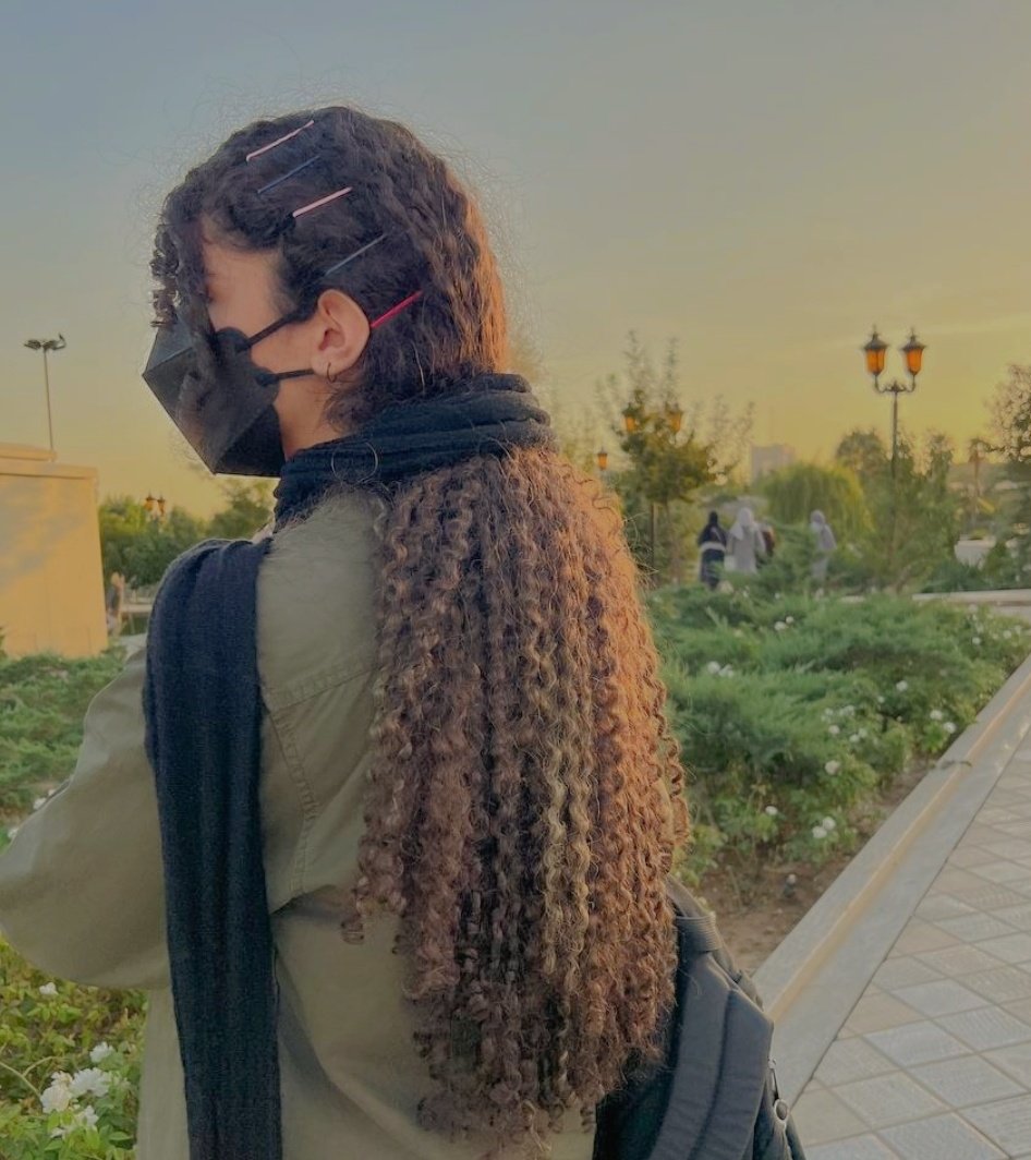 callmesba's tweet photo. برای روزی که دیگه مجبور نباشم این موهارو به زور زیر شال و مقنعه جا بدم. #مهسا_امینی #MahsaAmini https://t.co/hSRPsO2dl2