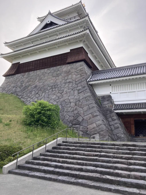 江戸経済史の旅🌾山形編(9)

▼羽州の名城 上山城

上山(かみのやま)は最上氏の最南端の城塞であり、江戸時代には城下町・宿場町・温泉街として栄えた。

1982年に模擬天守が建立され、現在は郷土資料館として開放されている。
https://t.co/CuP2BYB8ru

@keizai_manga 