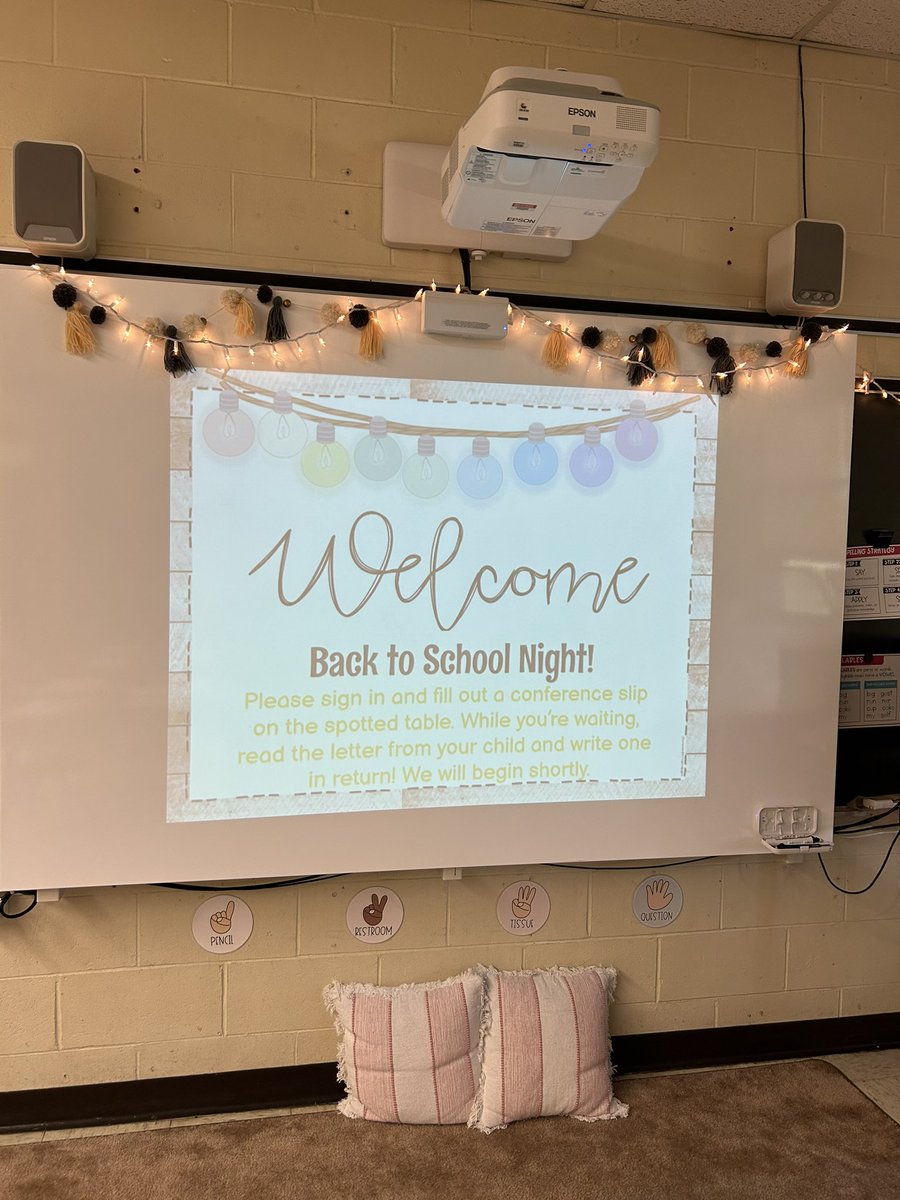delibero_julia's tweet photo. Back to school night success ✨🤩 @WeAreHTSD @HTSD_Robinson https://t.co/qWdkyYOoO6