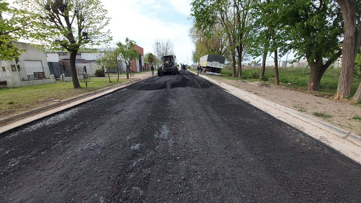 •• Avanzamos con el asfalto en frío por las calles de Rauch. Seguimos trabajando para transitar mejor por la ciudad.

#MuniRauch · 150 años