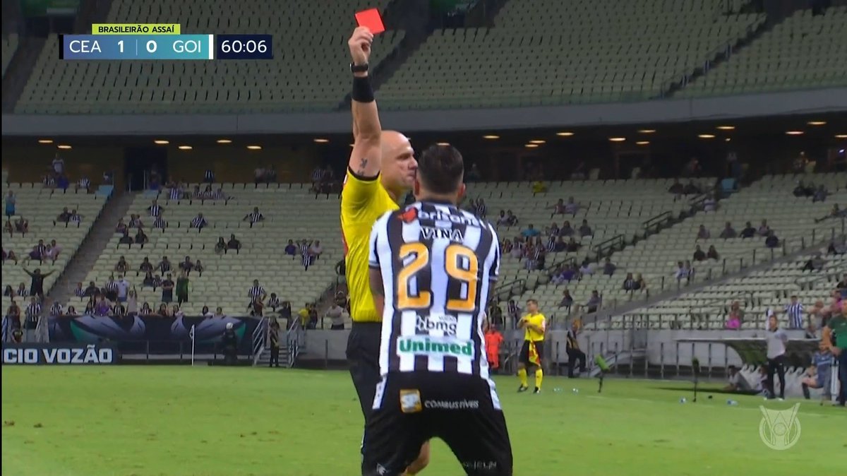 A postura do Vina é LAMENTÁVEL!

Ídolo não tem salvo conduto pra fazer o que quiser.

Bancar o xerife em campo joga contra os interesses do time.

Exagera nas reclamações até ser expulso. E não aceita ser rebatido pelas arquibancadas.

Deixa os companheiros na mão por meia hora.