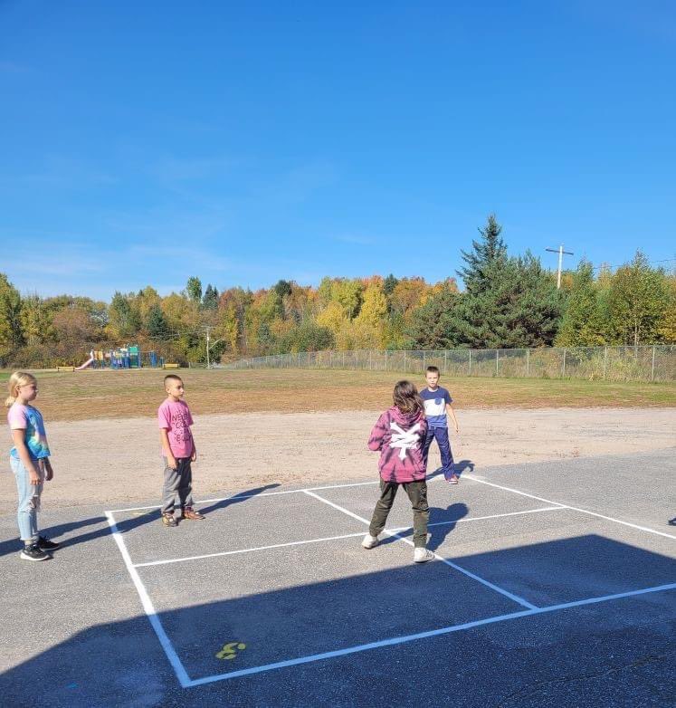 Les élèves de plusieurs de nos écoles, ici on voit EEC Lorrain, ont eu une belle surprise! Une initiative de bien-être du @CSCFrancoNord et du @NBPSDHealthUnit intitulée Récré-actif! Merci à l’équipe pour votre temps et dévouement #CSCFNsantémentalepositive <a href="/SMHO_SMSO/">School Mental Health Ontario</a>
