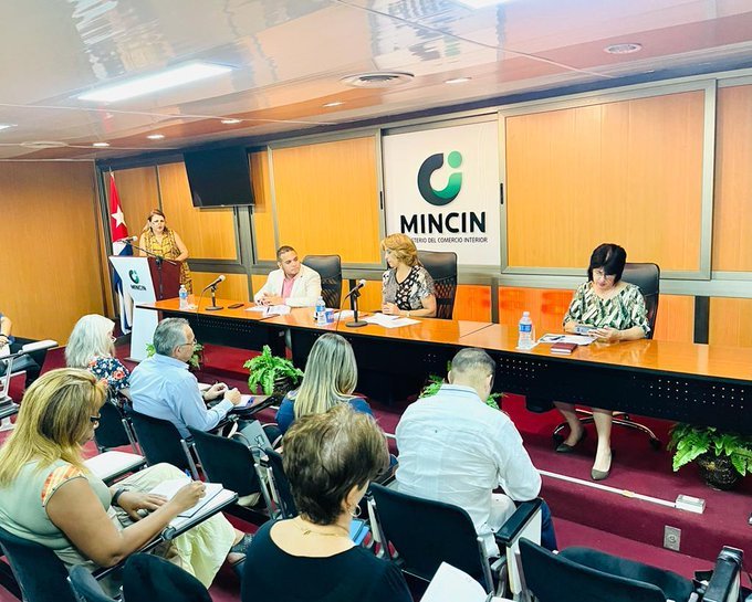 Esta tarde, junto a la ministra de Trabajo y Seguridad Social
@MartaEFeito, abordamos el mejoramiento de estrategias para combatir la vulnerabilidad nutricional y alimentaria. 
#ComercioCuba #CubaViveYTrabaja