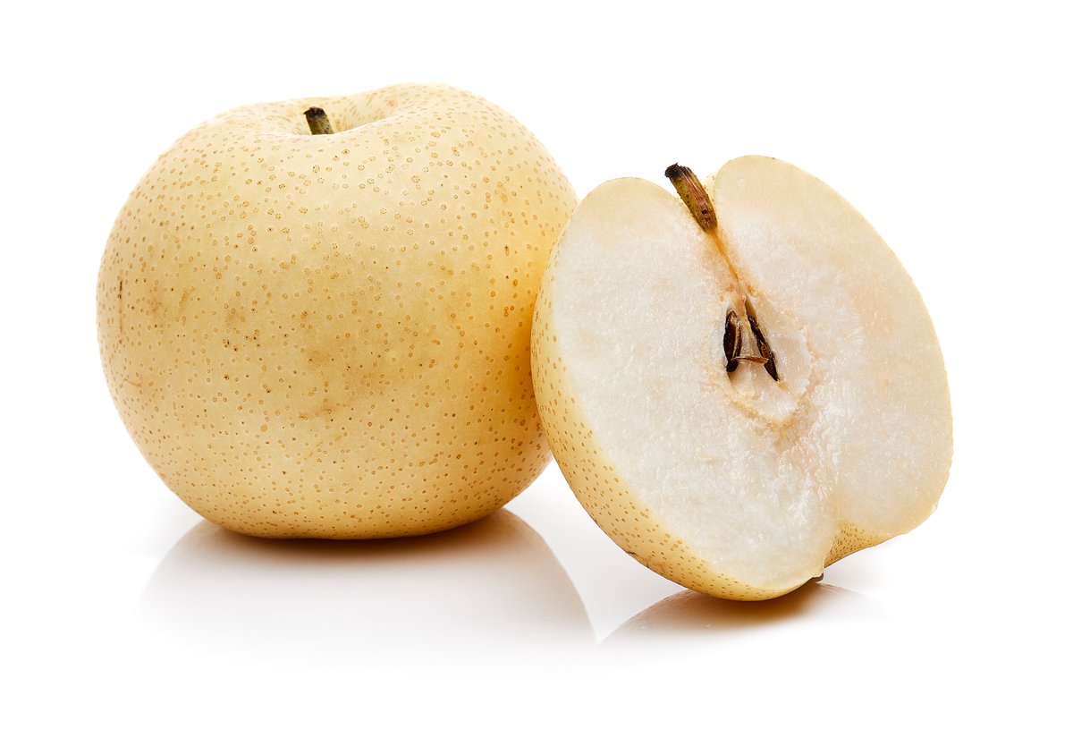 DArrigoNewYork's tweet photo. Apple pears are also known as ‘Asian Pears’ or ‘Sand Pears.’ They range in color from yellow, to green, to various shades of golden brown. They have the appearance of an apple but the refreshing flavor of a pear. #OctoberProduce https://t.co/OJpC3a2KdT