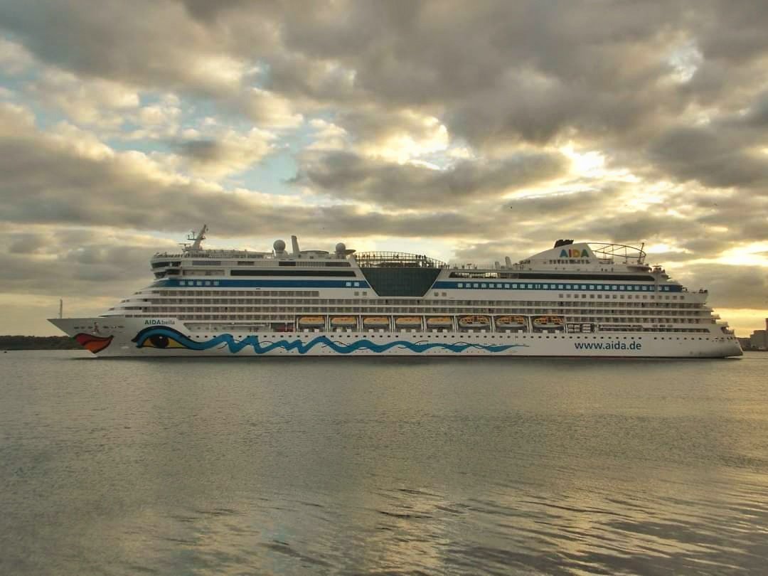 nauticallyspeak's tweet photo. A colourful @aida_de #AIDAbella leaves quite an impression as she departed Southampton in June 2015.
๐ธ๐ณ๏ธโ๏ธ๐ฉ๐ช
#AIDACruises #Kreufahrtschiff #SphinxClass #CarnivalCorporation #SouthamptonWater #Southampton #CruiseShipPhotography #CruiseYourHorizons #NauticallySpeaking https://t.co/VNmnaLyXVj