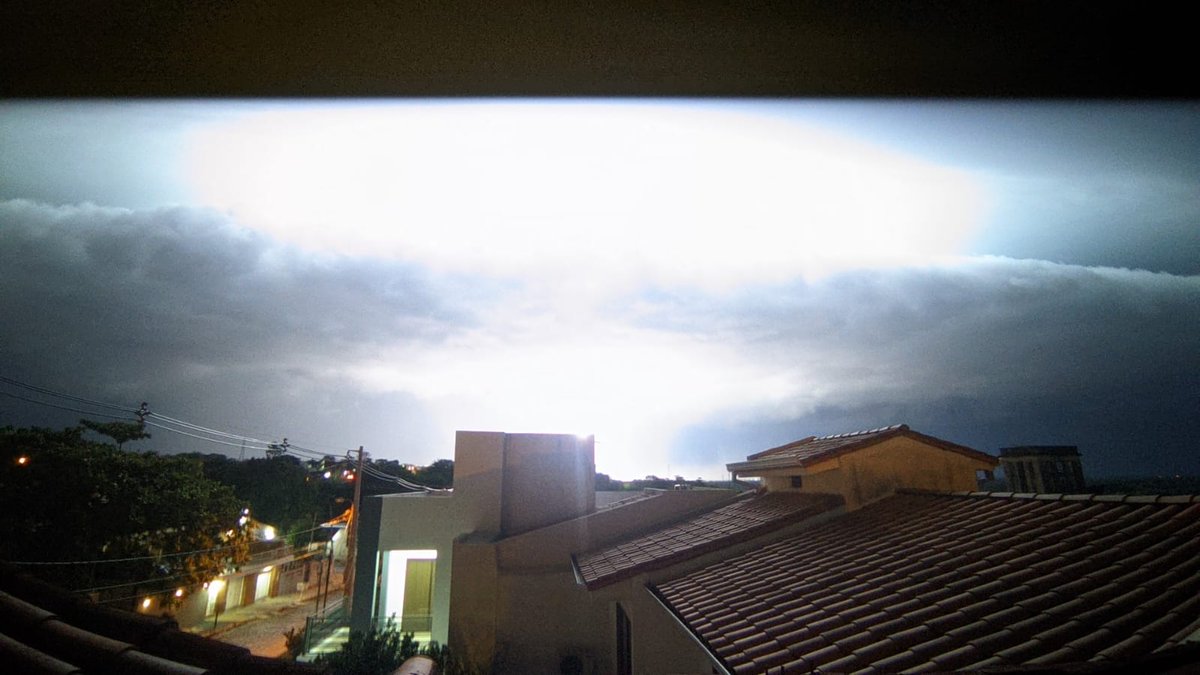 AnthonyPaez595's tweet photo. Ahora|Desde Barrio Sajonia, Asunción. 😱⛈️🇵🇾
Foto de Arturo Ayala https://t.co/SlhTPgAdQO
