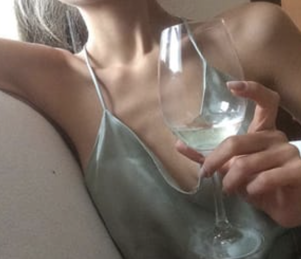 diet1tzy's tweet photo. chestbones and collarbones my godddd https://t.co/91tL60XoZM