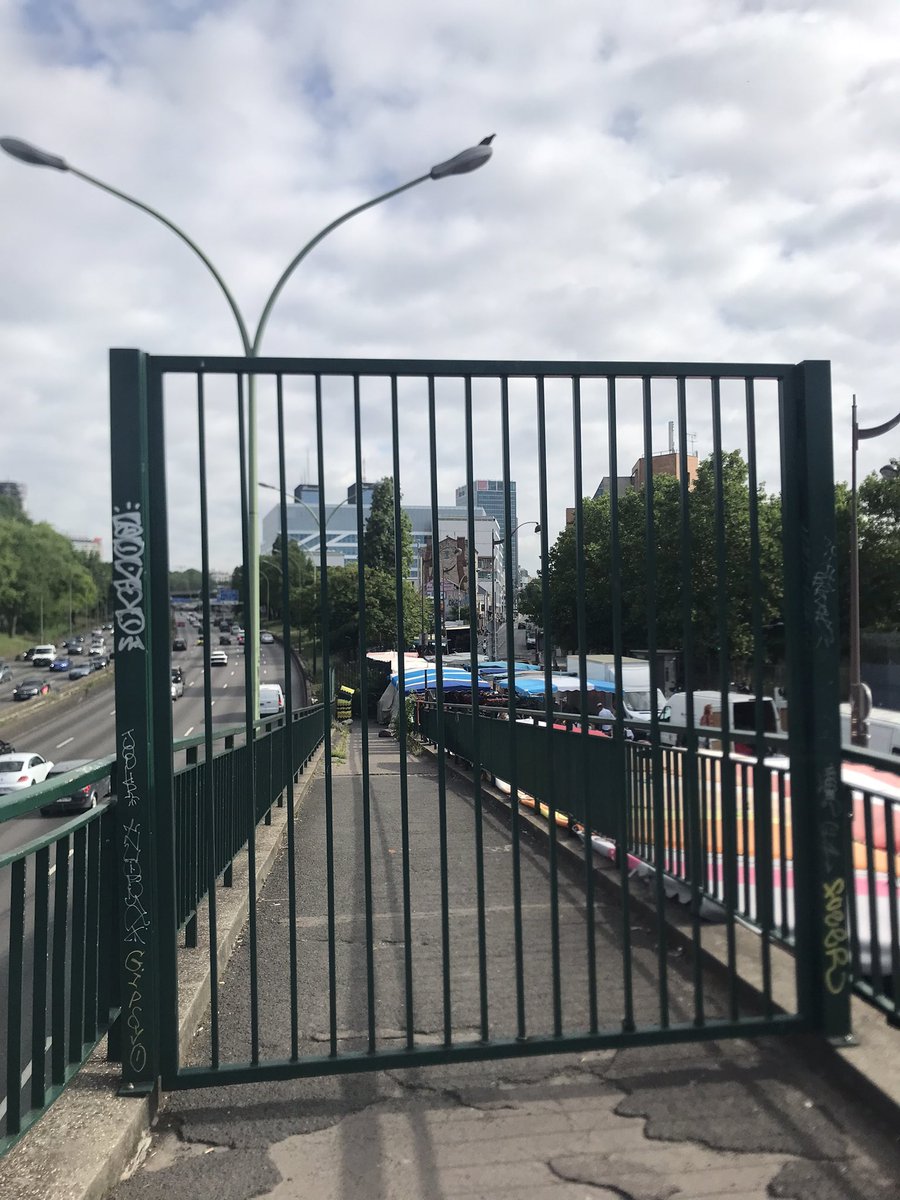 SamuelAmelior's tweet photo. #60000m2 d’#espacepublic #constructible #vendus à 83e/m2 @paris @portemontreuil par @Mairiedu20 aux #promoteursprivés #bureaux @100%. #calculette 4 980 000e. #répression des #biffins à porte montreuil depuis 2010 500k/an #total 6 000 000e payé par les habitants. 12 ans d’#abandon https://t.co/pBiO8Z4ZLC