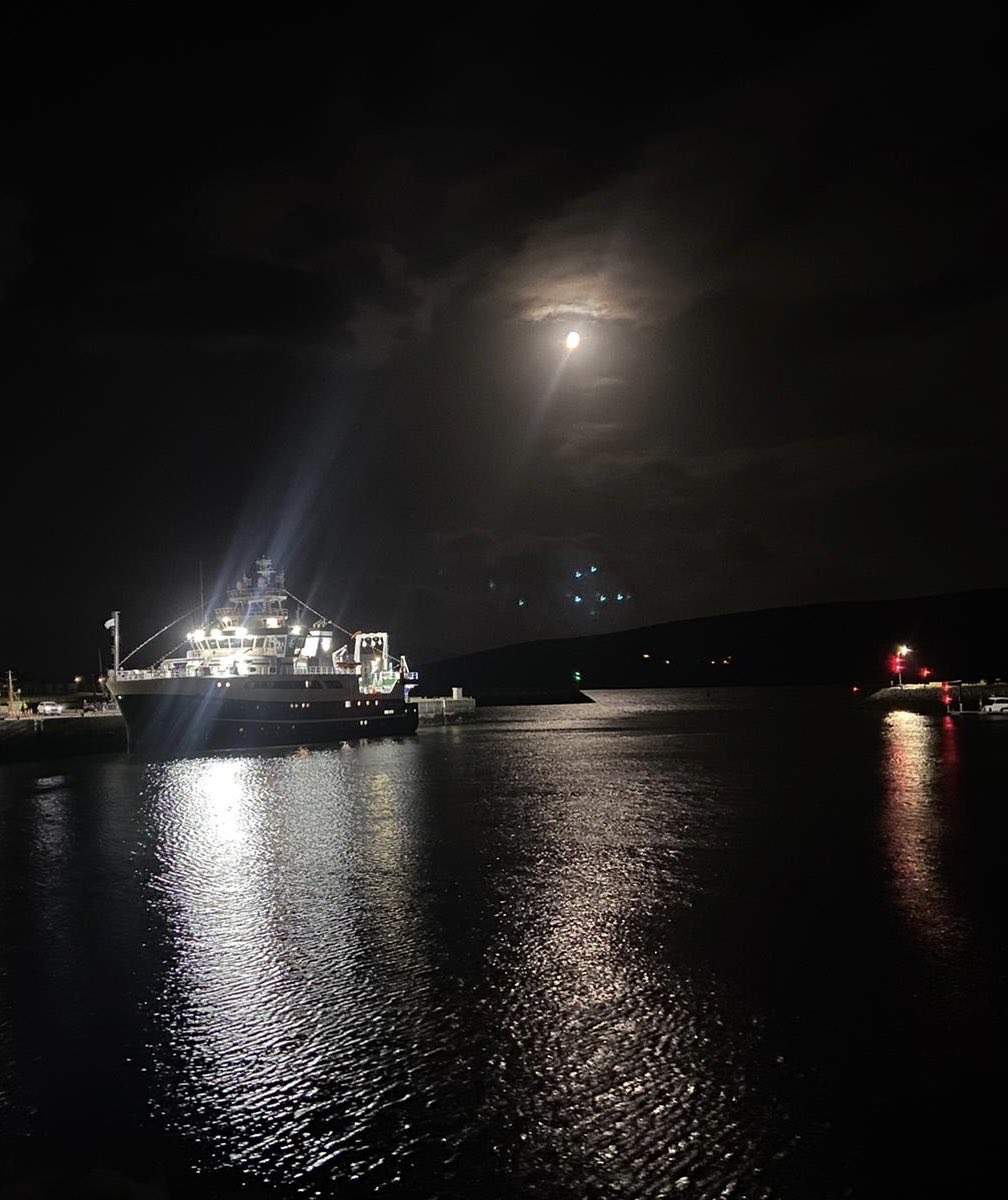 RV Tom Crean,the new research vessel docked at Dingle pier for its official commissioning tomorrow 💙
#irishshores #dinglemarina #ocean