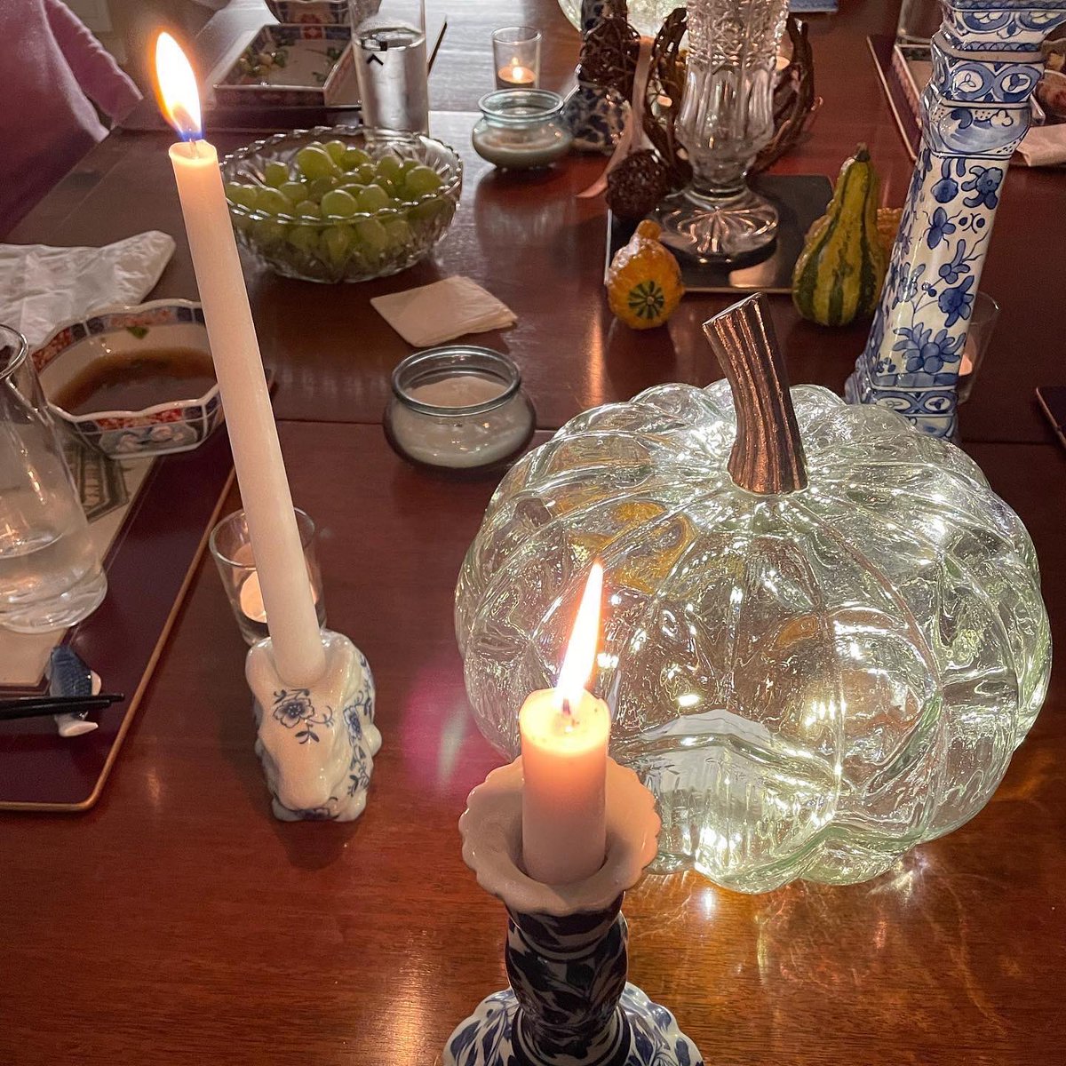 LucyYang7's tweet image. Pumpkins come in all shapes and sizes 

Normally, I’m a fan of quirky gourds. But these glass pumpkins w LED fairy lights remind me of Cinderella. Love this new look! 

@abc7ny #tablescape #usethegoodstuff #candles