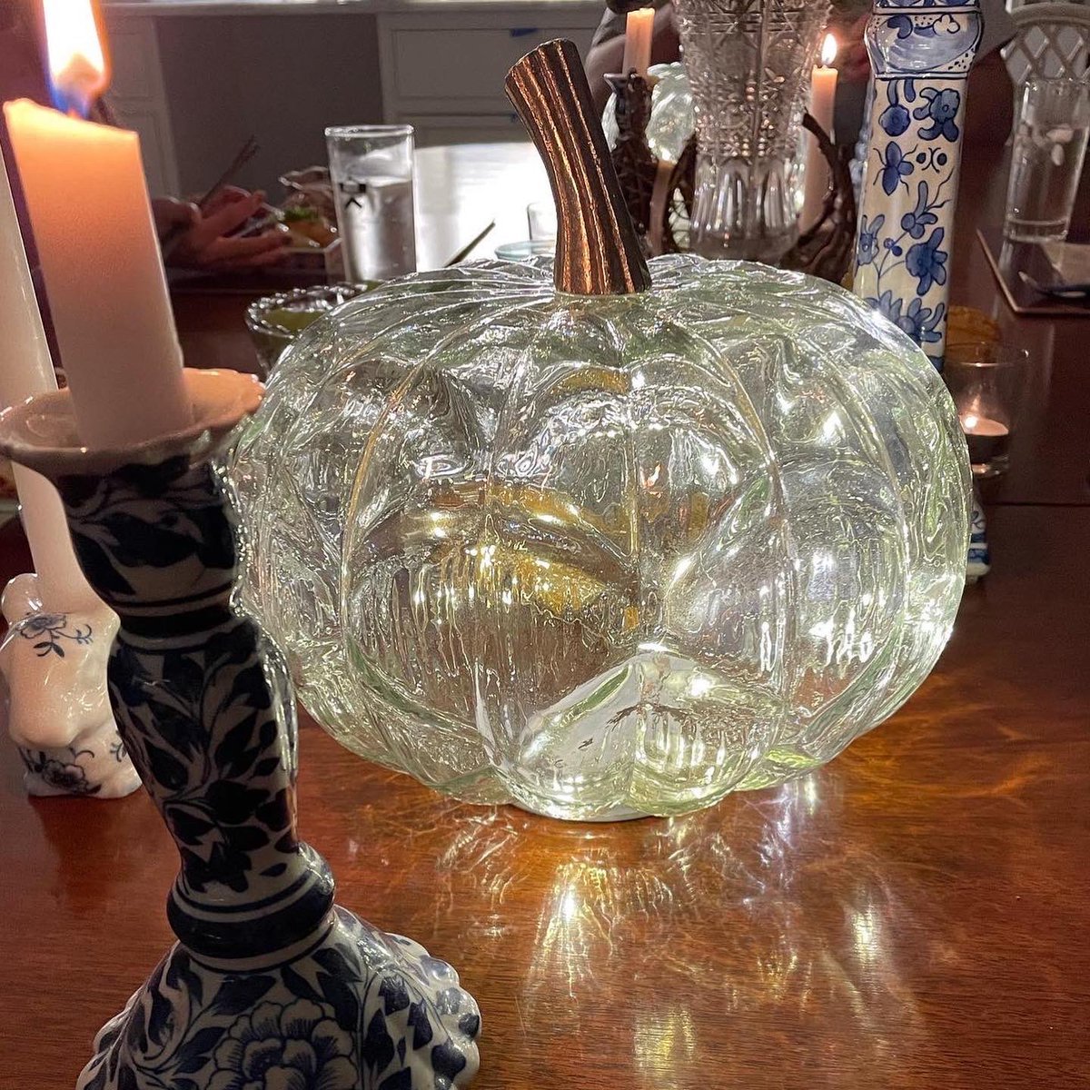 LucyYang7's tweet image. Pumpkins come in all shapes and sizes 

Normally, I’m a fan of quirky gourds. But these glass pumpkins w LED fairy lights remind me of Cinderella. Love this new look! 

@abc7ny #tablescape #usethegoodstuff #candles