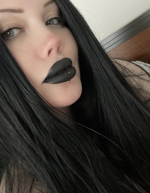 Hey 🖤 https://t.co/AIJPT96GfH