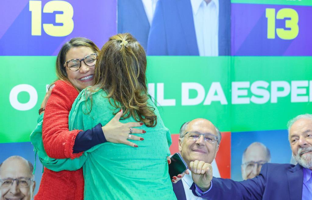 Hoje conheci a Senadora @KatiaAbreu e fiquei emocionada com as palavras de carinho dela. Obrigada, Senadora e seja muito bem-vinda ao Brasil da Esperança. 
#BrasilcomLula
#BrasildaEsperanca